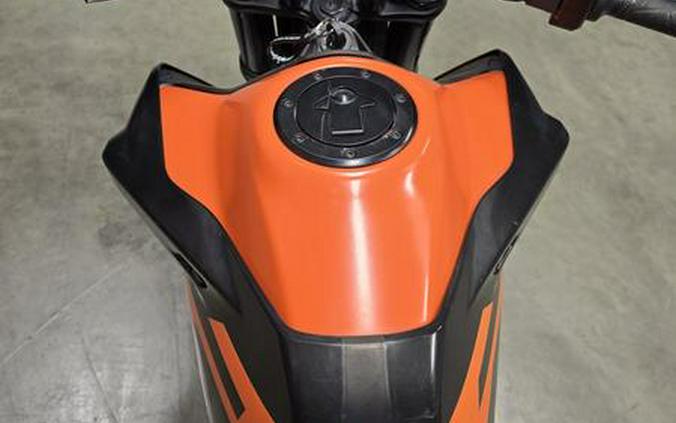2022 KTM 890 DUKE, GP ORG