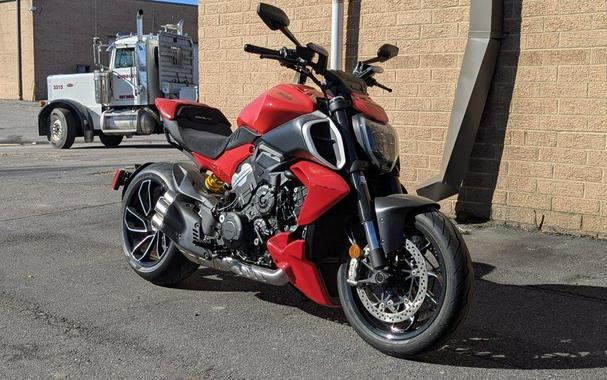 2025 Ducati Diavel V4 Ducati Red