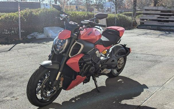 2025 Ducati Diavel V4 Ducati Red
