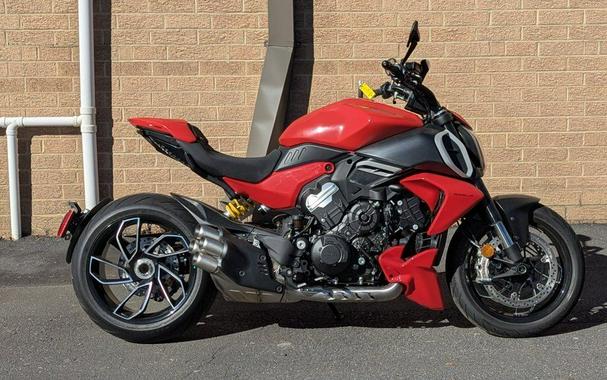 2025 Ducati Diavel V4 Ducati Red
