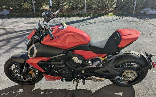2025 Ducati Diavel V4 Ducati Red