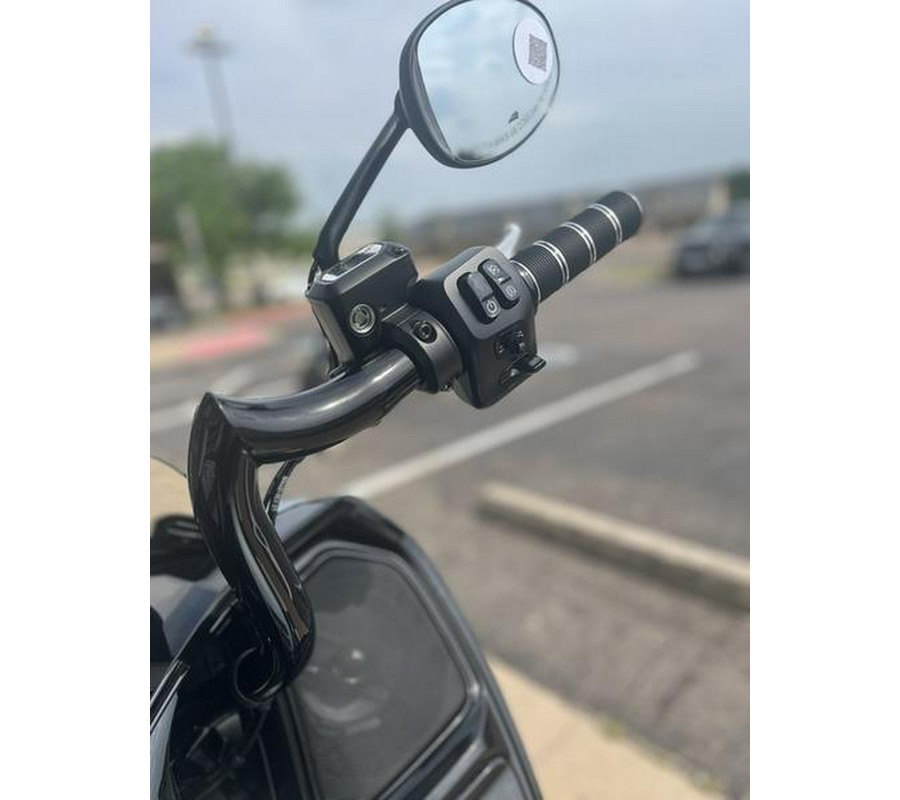 2025 Indian Motorcycle® Challenger® Dark Horse® 112 w/PowerBand Audio Frost Silver Smoke