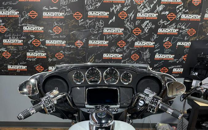 2020 Harley-Davidson® CVO™ Tri Glide® BLZWHT/SLV/STRM W/PINSTRIPE