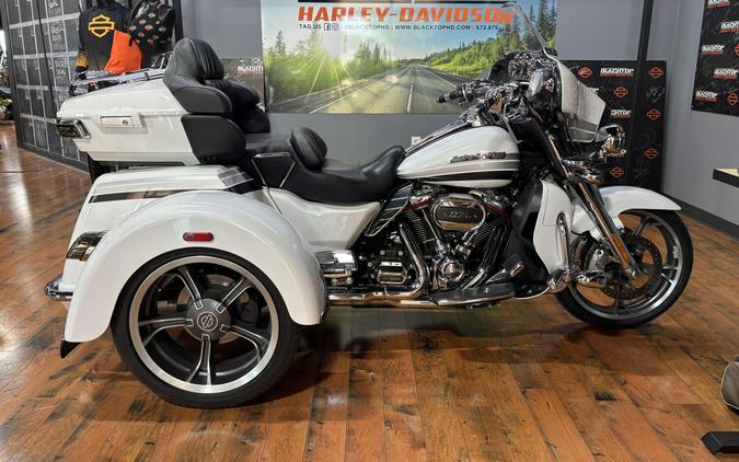 2020 Harley-Davidson® CVO™ Tri Glide® BLZWHT/SLV/STRM W/PINSTRIPE