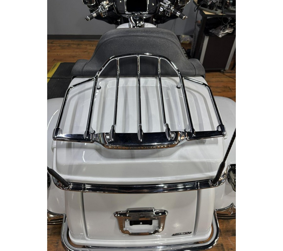 2020 Harley-Davidson® CVO™ Tri Glide® BLZWHT/SLV/STRM W/PINSTRIPE