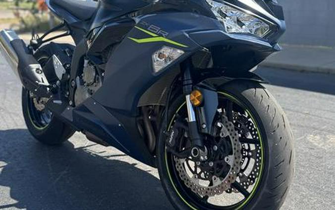 2022 Kawasaki Ninja® ZX™-6R Metallic Matte Twilight Blue/Metallic Diablo Black