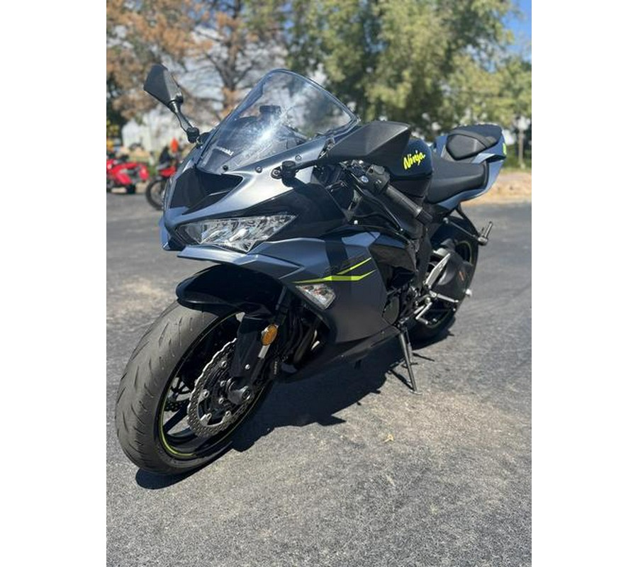 2022 Kawasaki Ninja® ZX™-6R Metallic Matte Twilight Blue/Metallic Diablo Black