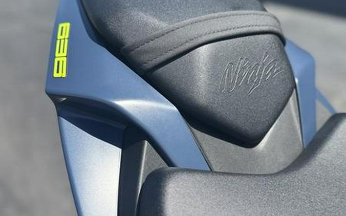 2022 Kawasaki Ninja® ZX™-6R Metallic Matte Twilight Blue/Metallic Diablo Black