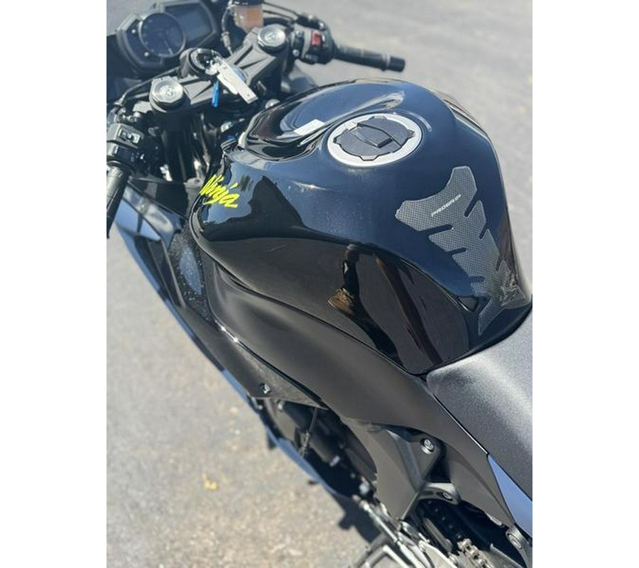 2022 Kawasaki Ninja® ZX™-6R Metallic Matte Twilight Blue/Metallic Diablo Black