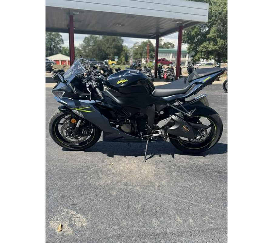 2022 Kawasaki Ninja® ZX™-6R Metallic Matte Twilight Blue/Metallic Diablo Black