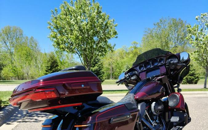 2019 Harley-Davidson® CVO™ Street Glide® Black Forest & Wineberry