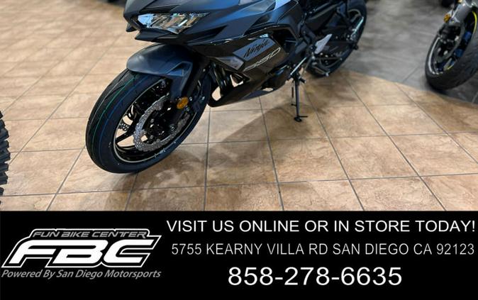 2024 Kawasaki Ninja® 650 Metallic Matte Graphenesteel Gray/Ebony