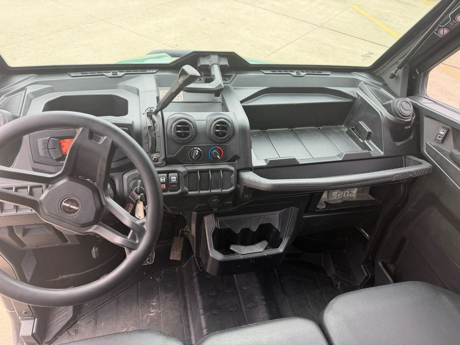 2025 Can-Am Defender DPS CAB HD9