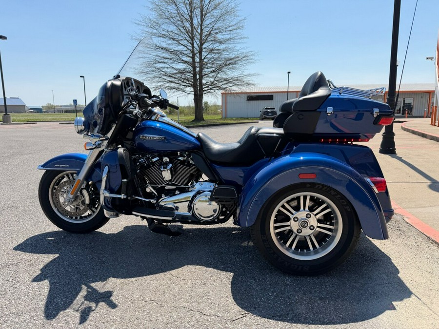 2017 Harley-Davidson® Tri Glide® Ultra Superior Blue