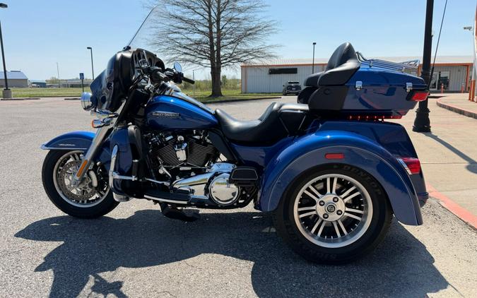 2017 Harley-Davidson® Tri Glide® Ultra Superior Blue