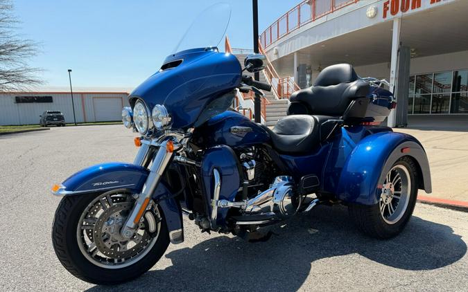 2017 Harley-Davidson® Tri Glide® Ultra Superior Blue