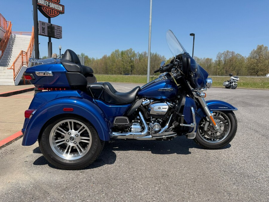 2017 Harley-Davidson® Tri Glide® Ultra Superior Blue