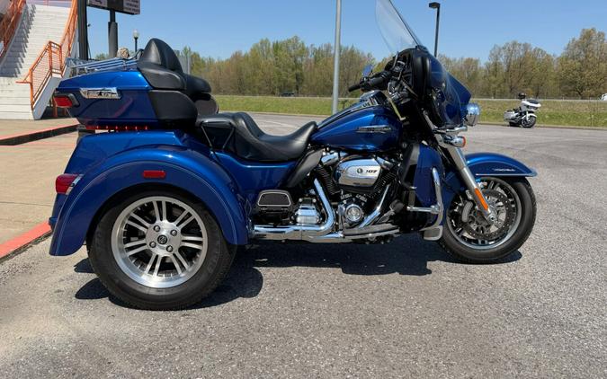 2017 Harley-Davidson® Tri Glide® Ultra Superior Blue
