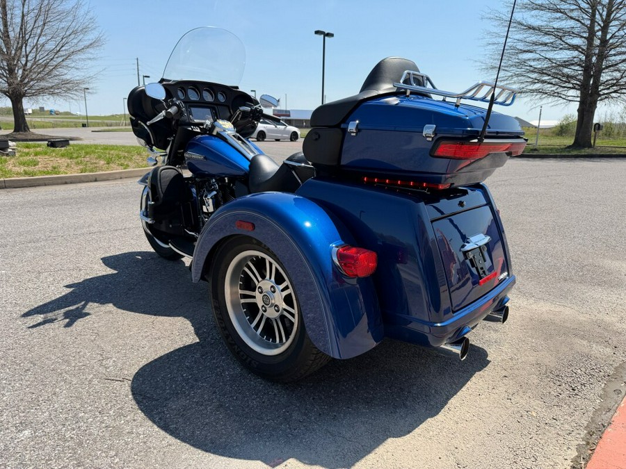 2017 Harley-Davidson® Tri Glide® Ultra Superior Blue