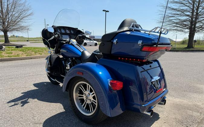 2017 Harley-Davidson® Tri Glide® Ultra Superior Blue