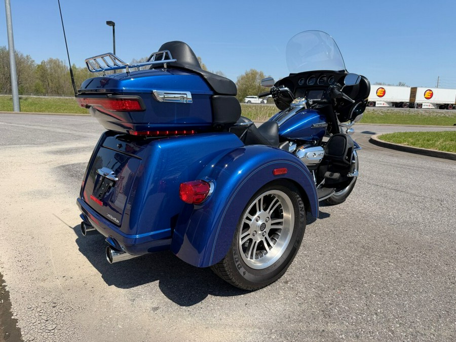 2017 Harley-Davidson® Tri Glide® Ultra Superior Blue
