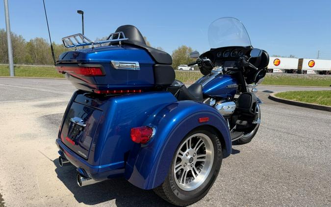 2017 Harley-Davidson® Tri Glide® Ultra Superior Blue