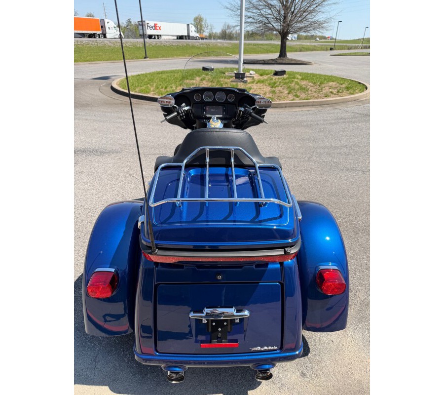 2017 Harley-Davidson® Tri Glide® Ultra Superior Blue