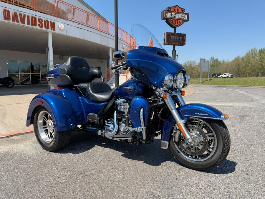 2017 Harley-Davidson® Tri Glide® Ultra Superior Blue