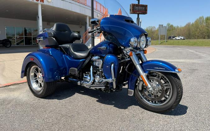 2017 Harley-Davidson® Tri Glide® Ultra Superior Blue