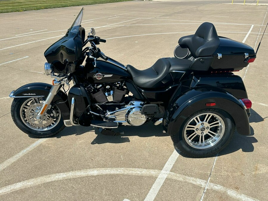 2024 Harley-Davidson Tri Glide Ultra Vivid Black