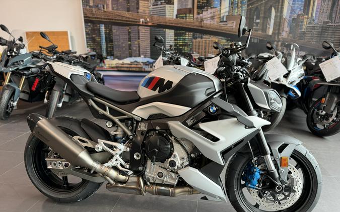 2026 BMW M 1000 R