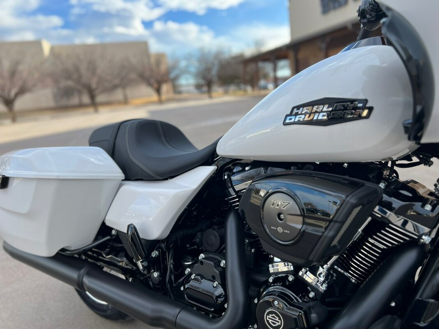 2024 Harley-Davidson® Road Glide® White Onyx Pearl - Black Finish