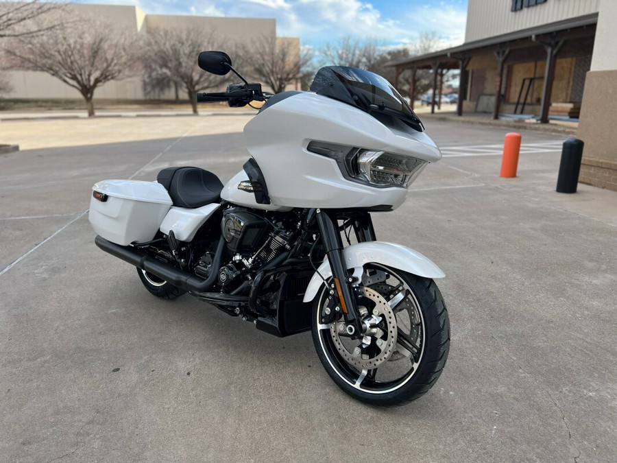 2024 Harley-Davidson® Road Glide® White Onyx Pearl - Black Finish