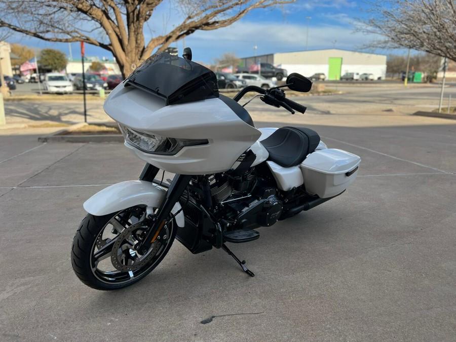 2024 Harley-Davidson® Road Glide® White Onyx Pearl - Black Finish