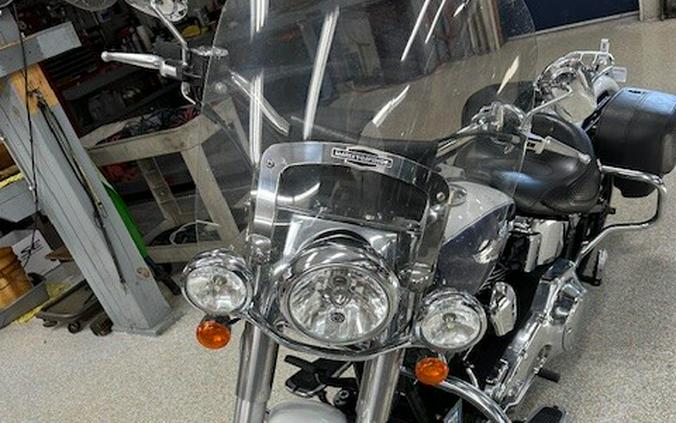 2006 Harley-Davidson® Softail® Deluxe Two-Tone Glacier White Pearl and Chopper Blue Pearl