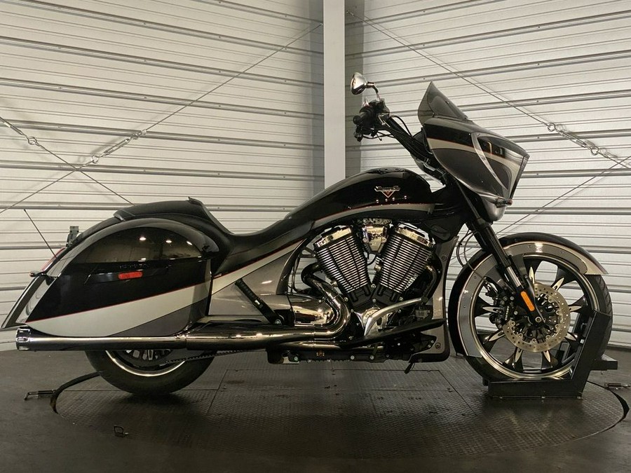 2016 Victory Motorcycles® Magnum® Black Crystal over Super Steel Gray