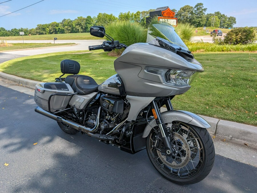 2023 Harley-Davidson CVO™ Road Glide Dark Platinum w/Pinstripe