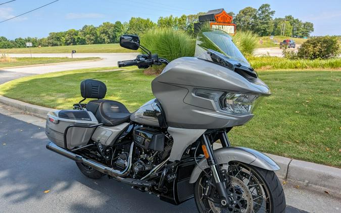 2023 Harley-Davidson CVO™ Road Glide Dark Platinum w/Pinstripe