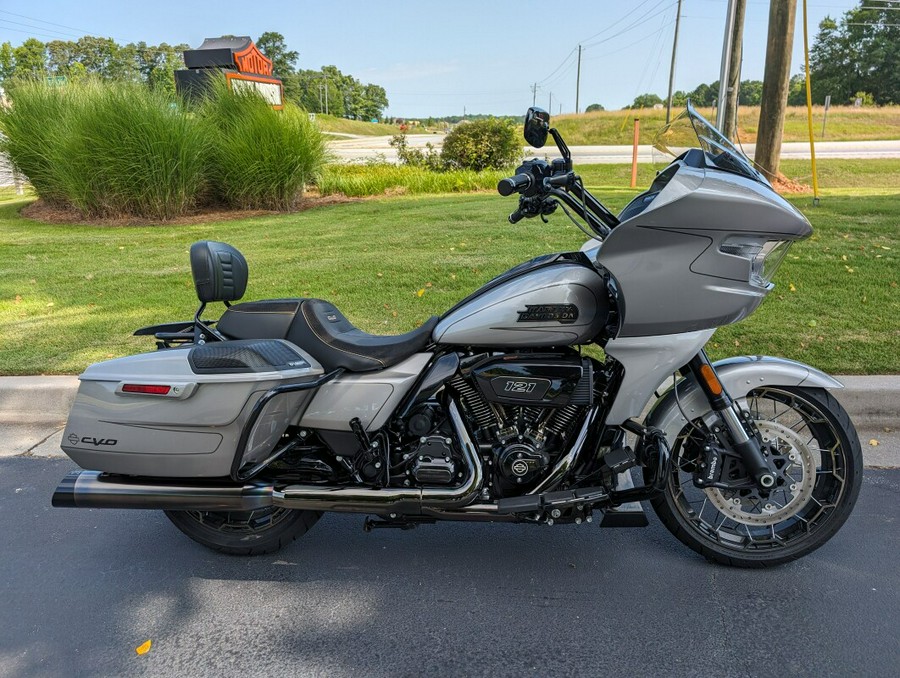 2023 Harley-Davidson CVO™ Road Glide Dark Platinum w/Pinstripe