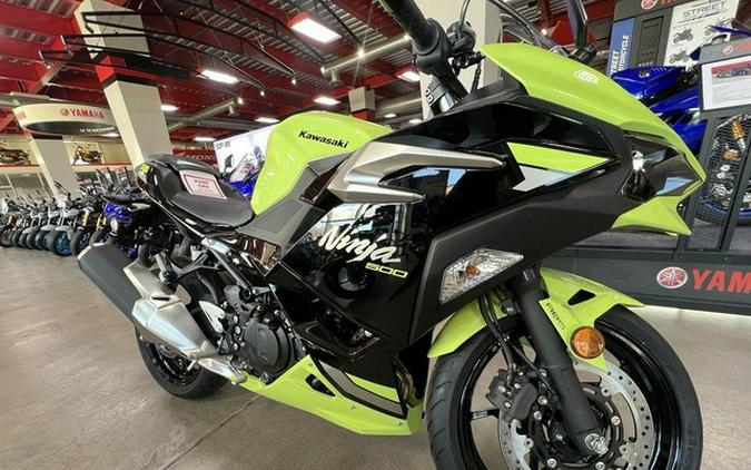 2026 Kawasaki Ninja 500 ABS Metallic Yellowish GreenEbony
