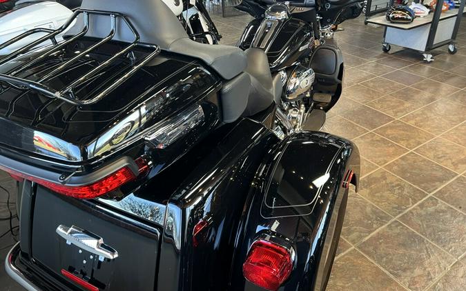 2023 Harley-Davidson® Tri Glide® Ultra Vivid Black