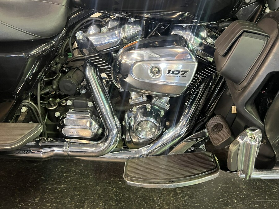 2018 Harley-Davidson Tri Glide Ultra Vivid Black FLHTCUTG