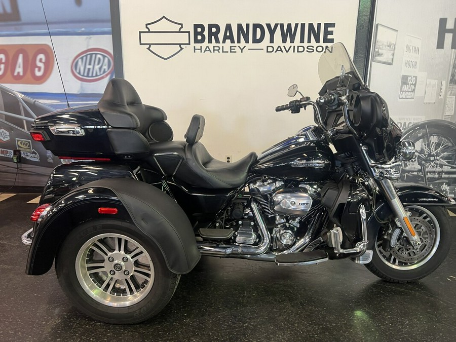 2018 Harley-Davidson Tri Glide Ultra Vivid Black FLHTCUTG