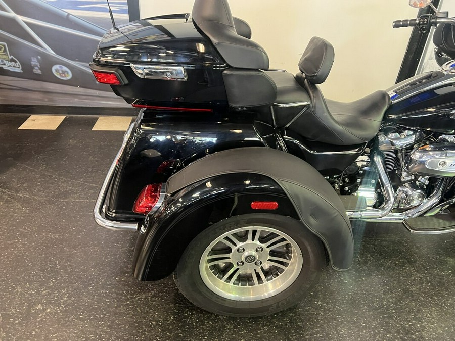 2018 Harley-Davidson Tri Glide Ultra Vivid Black FLHTCUTG