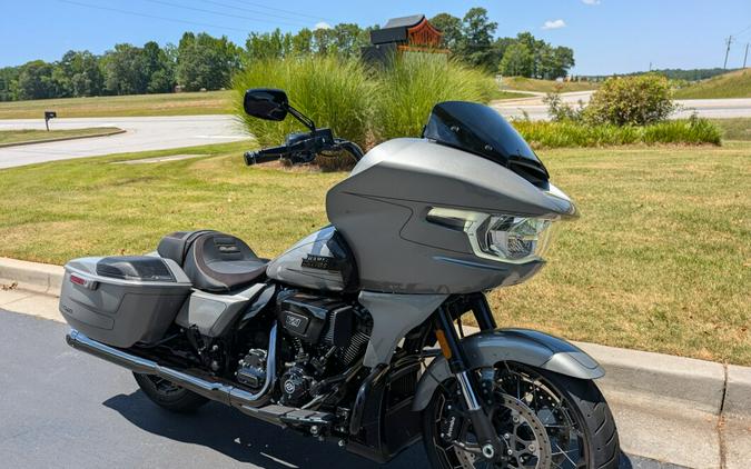 2023 Harley-Davidson CVO™ Road Glide Dark Platinum w/Pinstripe