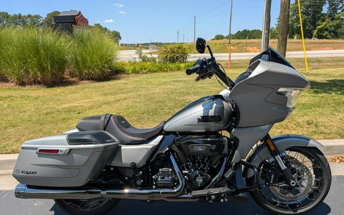 2023 Harley-Davidson CVO™ Road Glide Dark Platinum w/Pinstripe