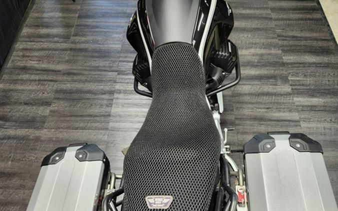 2023 Moto Guzzi V85 TT Guardia dOnore