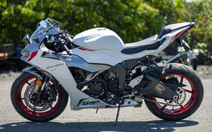 2024 Kawasaki Ninja ZX-6R Pearl Robotic White/Metallic Graphit