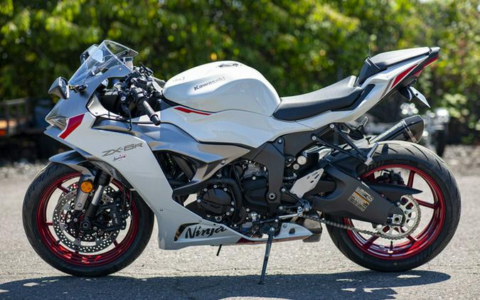 2024 Kawasaki Ninja ZX-6R Pearl Robotic White/Metallic Graphit