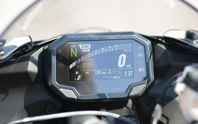 2024 Kawasaki Ninja ZX-6R Pearl Robotic White/Metallic Graphit